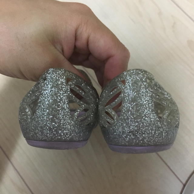 crocs(クロックス)のクロックス イザベラ シルバー キラキラ サンダル キッズ/ベビー/マタニティのベビー靴/シューズ(~14cm)(サンダル)の商品写真