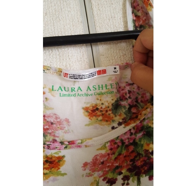 LAURA ASHLEY(ローラアシュレイ)のユニクロ　ローラ・アシュレイ　花柄チュニック レディースのトップス(チュニック)の商品写真