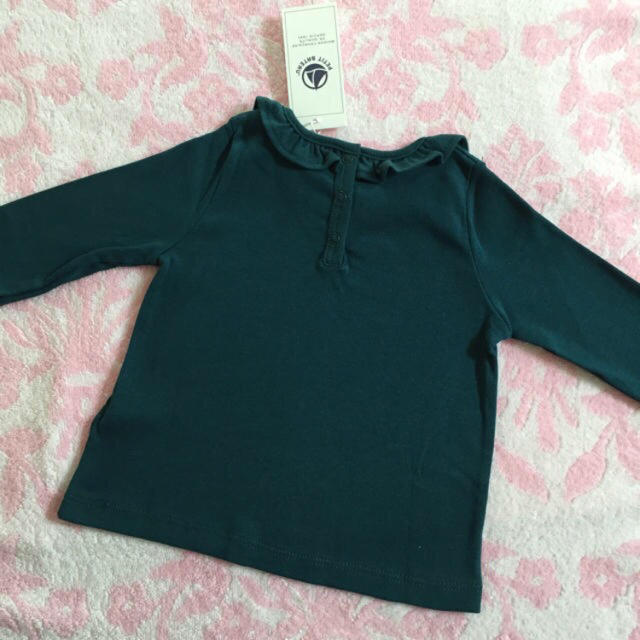 PETIT BATEAU(プチバトー)の☆SALE☆ 新品 プチバトー♡ 裏起毛フリル衿つき長袖Ｔシャツ 12m 74 キッズ/ベビー/マタニティのベビー服(~85cm)(シャツ/カットソー)の商品写真