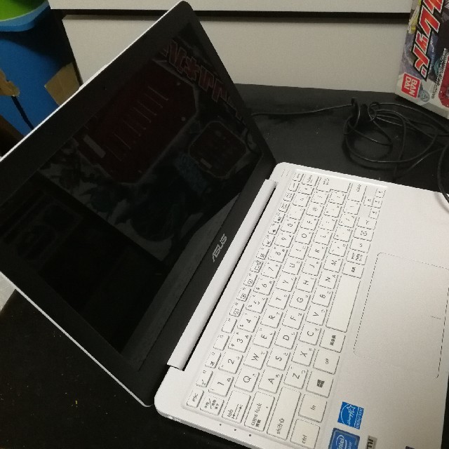 ASUS(エイスース)のノートパソコン（中古）パールホワイト ASUS VivoBook E203NA スマホ/家電/カメラのPC/タブレット(ノートPC)の商品写真