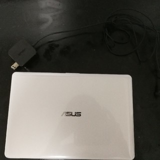 エイスース(ASUS)のノートパソコン（中古）パールホワイト ASUS VivoBook E203NA(ノートPC)
