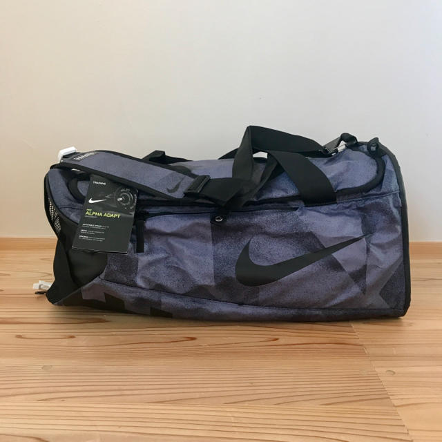 NIKE(ナイキ)のNIKE ダッフルバッグ ボストンバッグ グレー柄 52L メンズのバッグ(ボストンバッグ)の商品写真