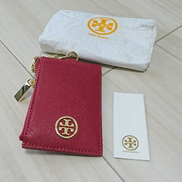 Tory Burch(トリーバーチ)の再値下 トリーバーチ　カード、定期入れ　TORYBURCH 赤　新品　小銭入れ レディースのファッション小物(名刺入れ/定期入れ)の商品写真