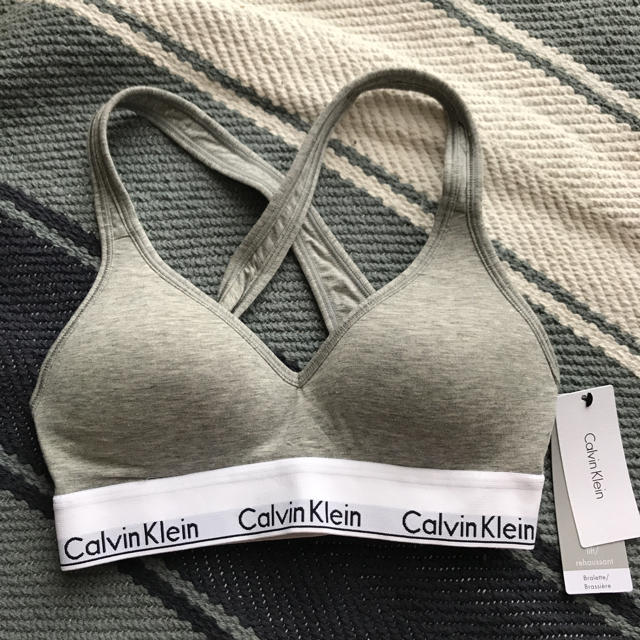 Calvin Klein(カルバンクライン)の新品タグ付CalvinKlein パット付きブラトップ レディースの下着/アンダーウェア(ブラ)の商品写真