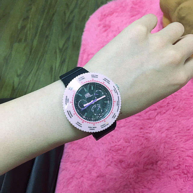 BEAMS(ビームス)のFHB classic ミルキーピンク×ブラック 腕時計 レディースのファッション小物(腕時計)の商品写真