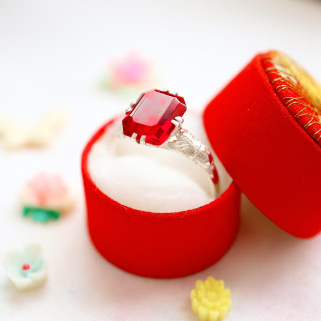 レトロモダン⋆雪のような白銀の赤い石の指輪❅*ノジェス アガット エテお好きな方 レディースのアクセサリー(リング(指輪))の商品写真