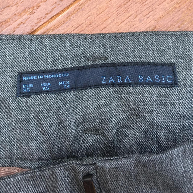 ZARA(ザラ)のザラ ZARA グレーストライプパンツ レディースのパンツ(クロップドパンツ)の商品写真