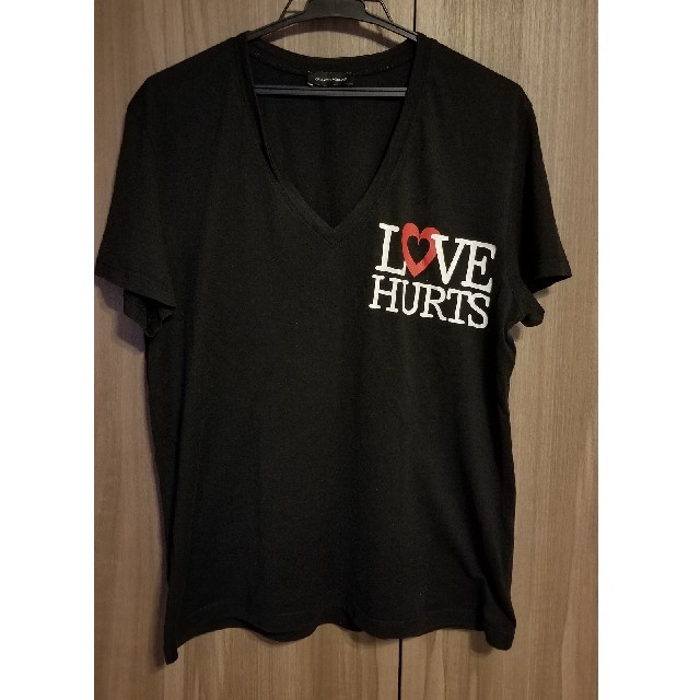 KRIS VAN ASSCHE(クリスヴァンアッシュ)の初期クリスヴァンアッシュ ねじれVネック LOVE HURTS 黒 メンズのトップス(Tシャツ/カットソー(半袖/袖なし))の商品写真