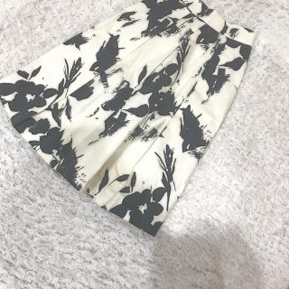 ザラ(ZARA)のZARA ボタニカル柄 スカート(ひざ丈スカート)