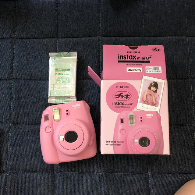 富士フイルム(フジフイルム)のチェキ instax mini8+ フィルムセット スマホ/家電/カメラのカメラ(フィルムカメラ)の商品写真