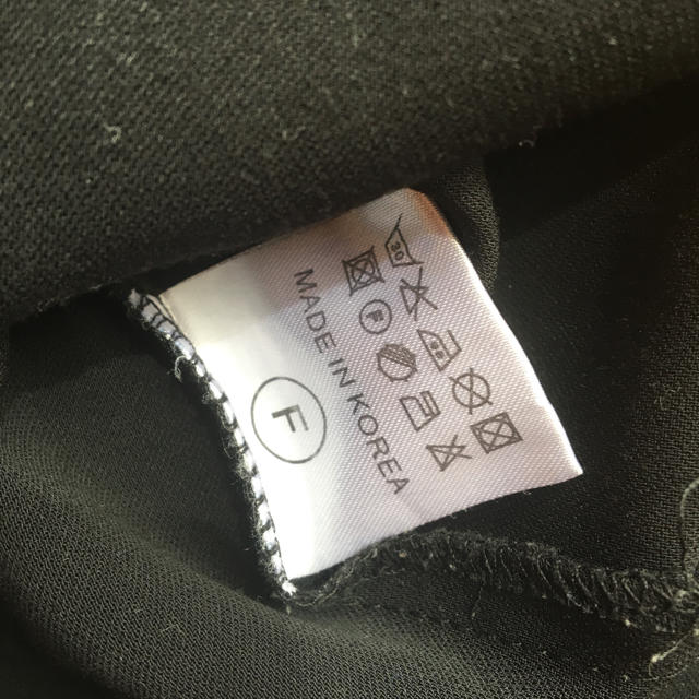 TOMORROWLAND(トゥモローランド)のブラックフリルブラウス レディースのトップス(シャツ/ブラウス(半袖/袖なし))の商品写真