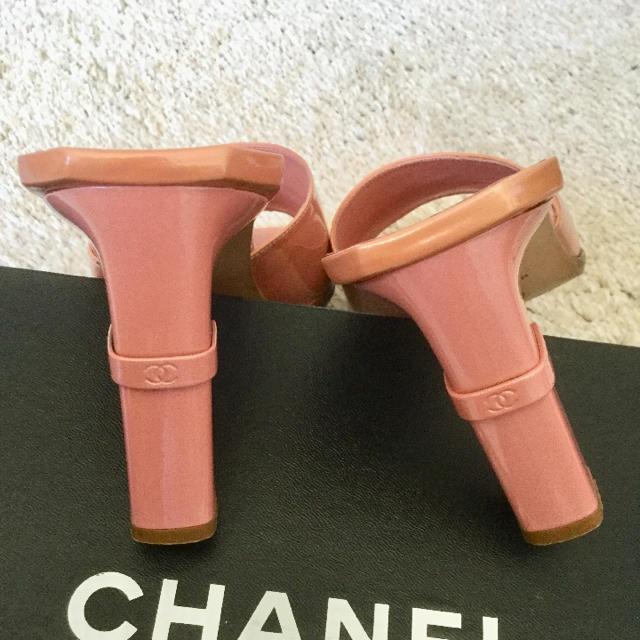 CHANEL(シャネル)のシャネル ミュールサンダル パテント ピンク ミュールサンダル 23㎝ レディースの靴/シューズ(ミュール)の商品写真