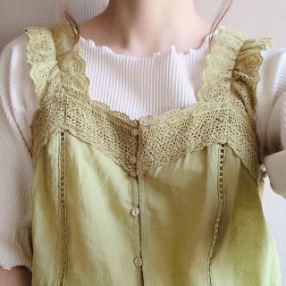 ダブルクローゼット(w closet)のwcloset フリルビスチェ 黄色(シャツ/ブラウス(半袖/袖なし))