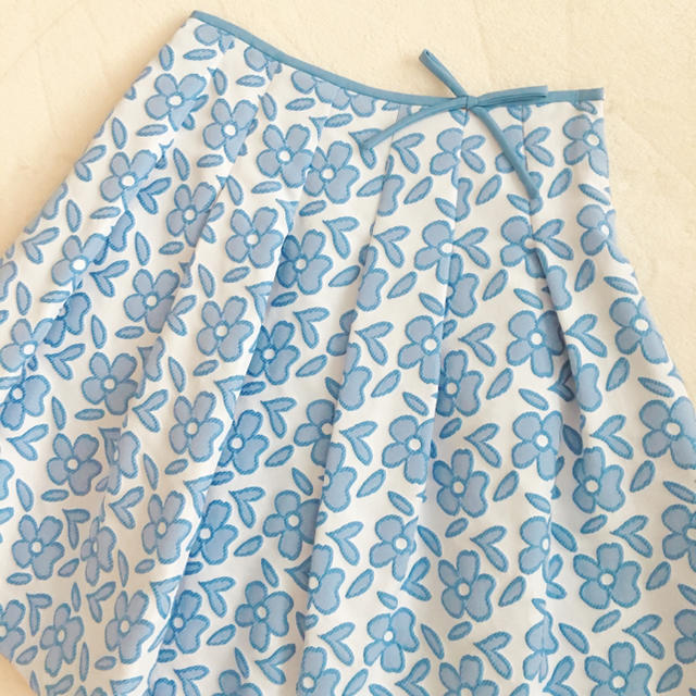 M'S GRACY(エムズグレイシー)のエムズグレイシー♡フラワー刺繍スカート♡ブルー36♡未使用タグ付き レディースのスカート(ひざ丈スカート)の商品写真