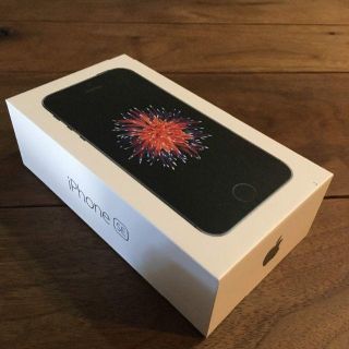 アップル(Apple)の【新品 SIMロック解除済】iPhone SE 32GB スペースグレー(スマートフォン本体)