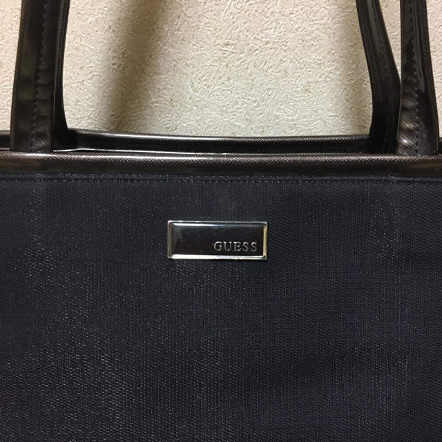 GUESS(ゲス)のguess ネイビートートバック 3回使用のみ美品 レディースのバッグ(トートバッグ)の商品写真