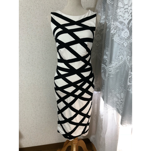 TADASHI SHOJI(タダシショウジ)のXS　Tadashi Shoji ドレス 膝丈ワンピース ブラック　ホワイト レディースのワンピース(ひざ丈ワンピース)の商品写真