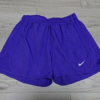 ナイキ(NIKE)の☆ナイキ☆ランニングパンツ ショートパンツ 紫色 パープル Mサイズ(ショートパンツ)