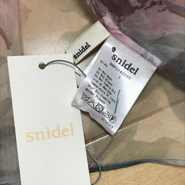 SNIDEL(スナイデル)の新品★フラワーワンピース★スナイデル レディースのワンピース(ミニワンピース)の商品写真