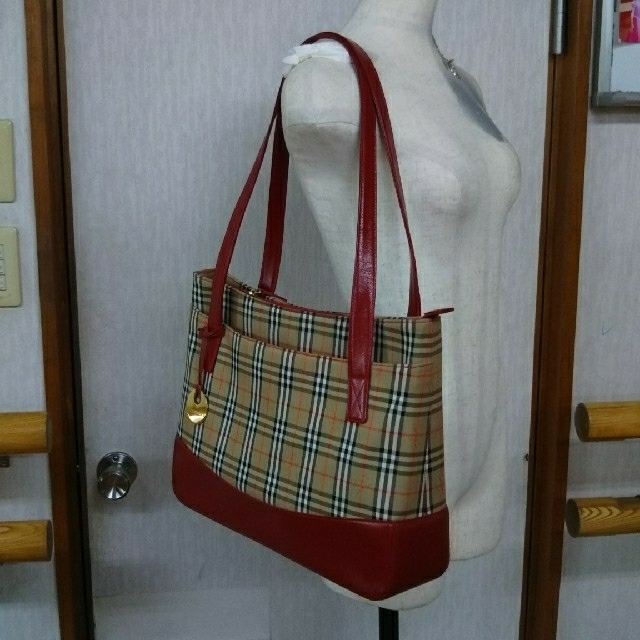 BURBERRY - バーバリーショルダーバッグ赤のレザーとノバチェックが