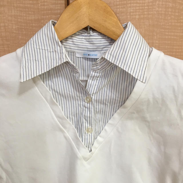 綺麗め半袖シャツ！白とブルーが爽やかな感じです！ レディースのトップス(シャツ/ブラウス(半袖/袖なし))の商品写真