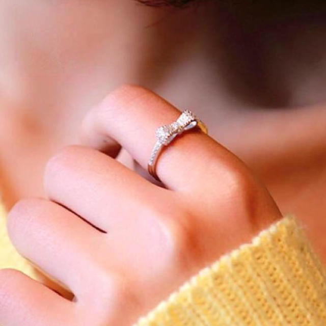 12号リボンCZ パヴェリング 指輪 シルバーカラー レディースのアクセサリー(リング(指輪))の商品写真