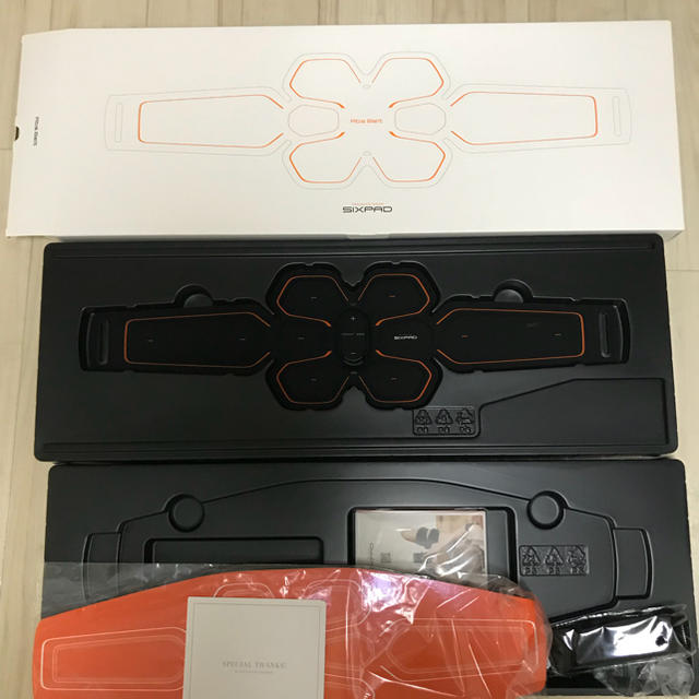 めるために SIXPAD S〜Lサイズ 箱付き美品の通販 by ゆう's shop 割引カーニバル 良様専用 新品未使用 アブズベルトS/M/L シックスパッド 正規品 充電式 トレーニング用品