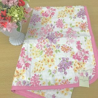 ローラアシュレイ(LAURA ASHLEY)の【新品、未使用】ローラアシュレイ.ガーゼケット ハーフ🌸(タオル/バス用品)