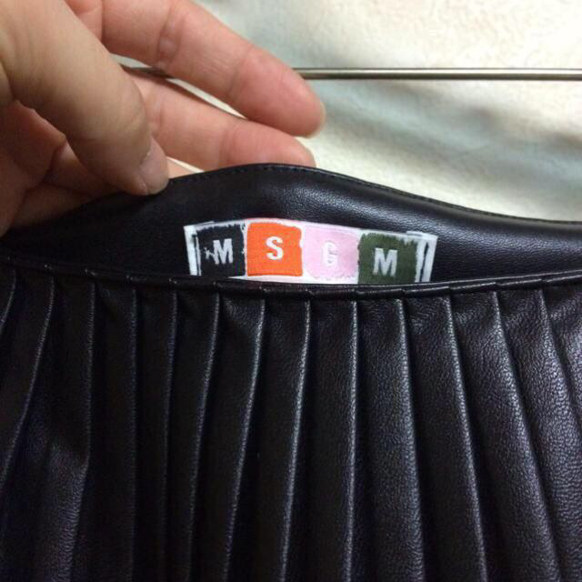 MSGM(エムエスジイエム)のMSGM プリーツミニレザースカート レディースのスカート(ミニスカート)の商品写真