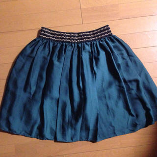 ヴィス(ViS)のクラシカルなグリーンスカート(ひざ丈スカート)