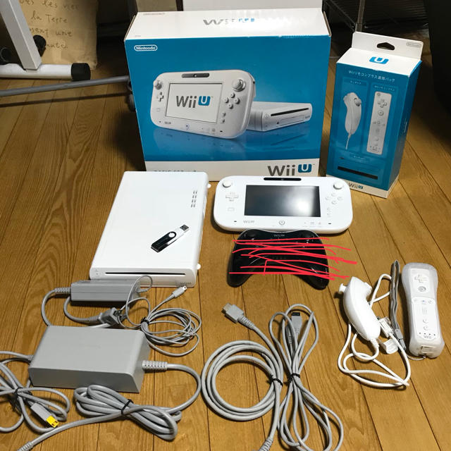 【美品】Wii U本体 Wiiリモコン セット エンタメ/ホビーのゲームソフト/ゲーム機本体(家庭用ゲーム機本体)の商品写真