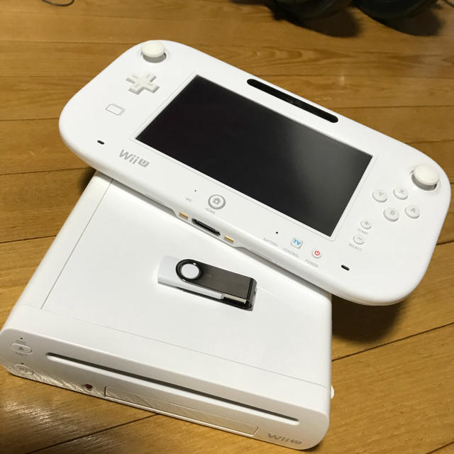 【美品】Wii U本体 Wiiリモコン セット エンタメ/ホビーのゲームソフト/ゲーム機本体(家庭用ゲーム機本体)の商品写真