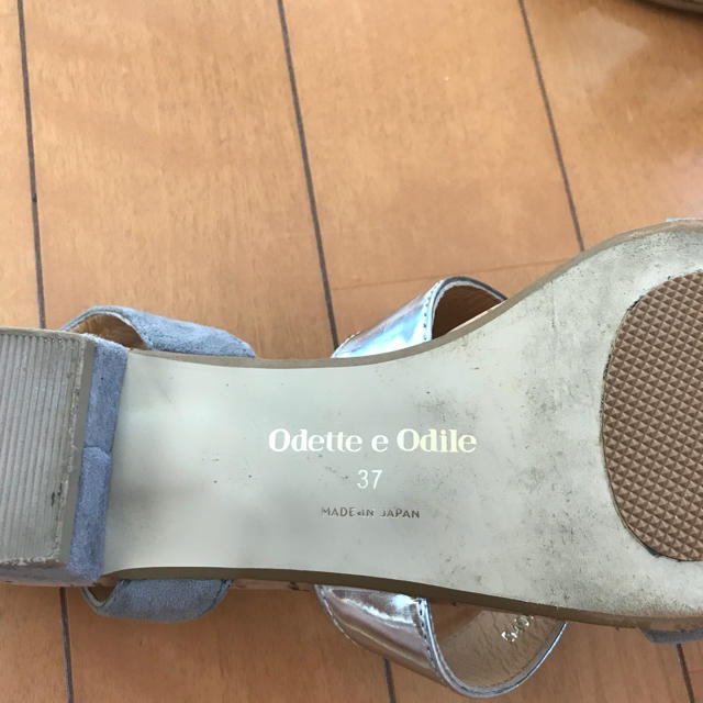 Odette e Odile(オデットエオディール)のグレー シルバー サンダル ローヒール レディースの靴/シューズ(サンダル)の商品写真