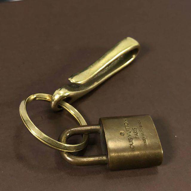 LOUIS VUITTON(ルイヴィトン)の美品 本物 ヴィトン 南京錠 真鍮 キーフック リング AP38 メンズのファッション小物(キーホルダー)の商品写真