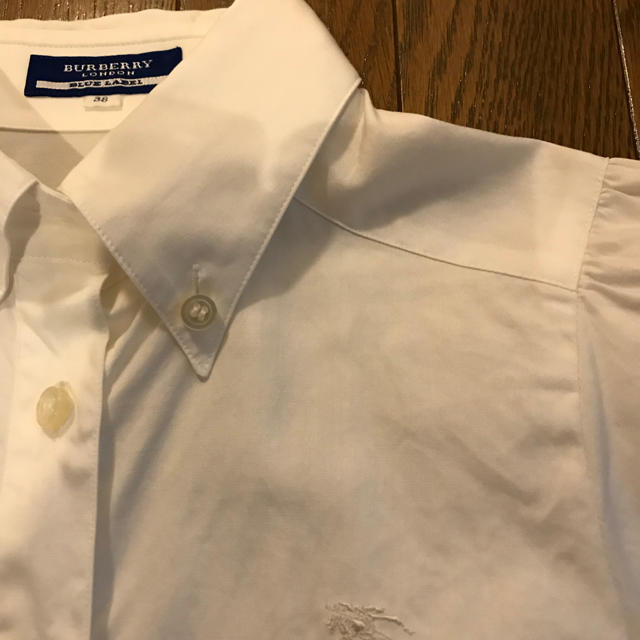 BURBERRY BLUE LABEL(バーバリーブルーレーベル)の美品✨ブルレ、シンプルなホワイトシャツ、38 レディースのトップス(シャツ/ブラウス(半袖/袖なし))の商品写真