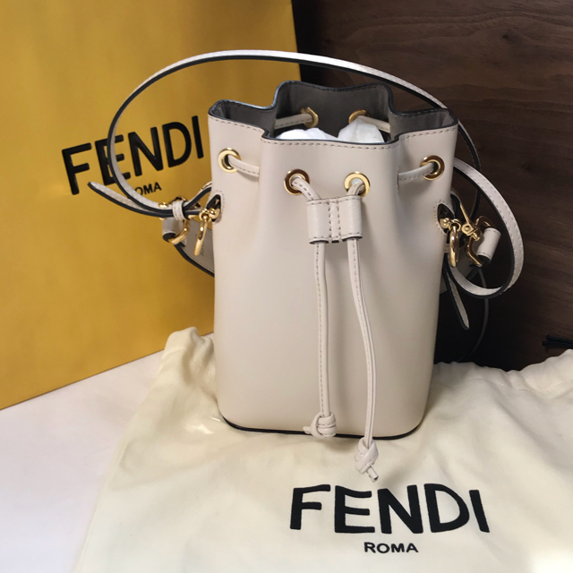 FENDI - 新品 フェンディ FENDI モントレゾール ホワイトの通販 by ...