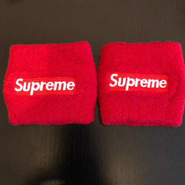 Supreme(シュプリーム)のリストバンド赤 メンズのアクセサリー(バングル/リストバンド)の商品写真