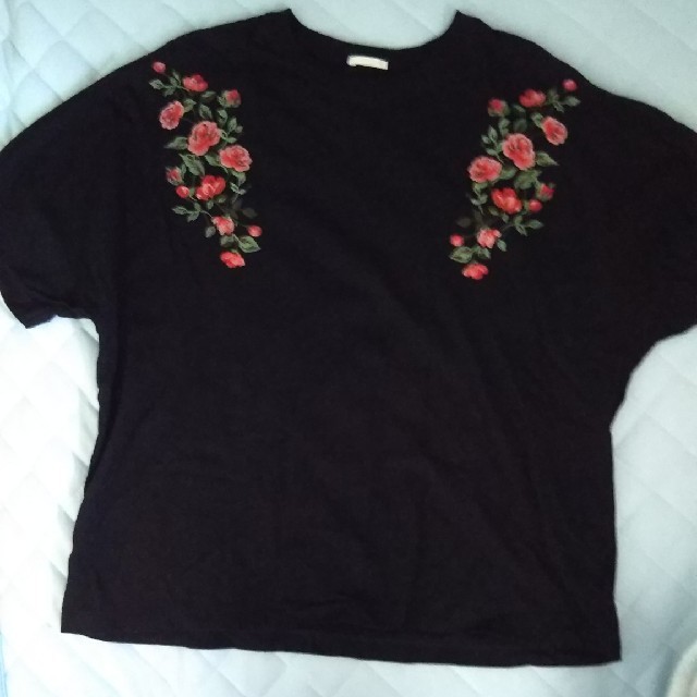 GU(ジーユー)のGU バラ刺繍Tシャツ 黒 XL レディースのトップス(Tシャツ(半袖/袖なし))の商品写真
