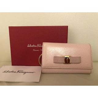 サルヴァトーレフェラガモ(Salvatore Ferragamo)の※じえこ様専用※  フェラガモ  キーケース ベージュピンク ヴァラ(キーケース)