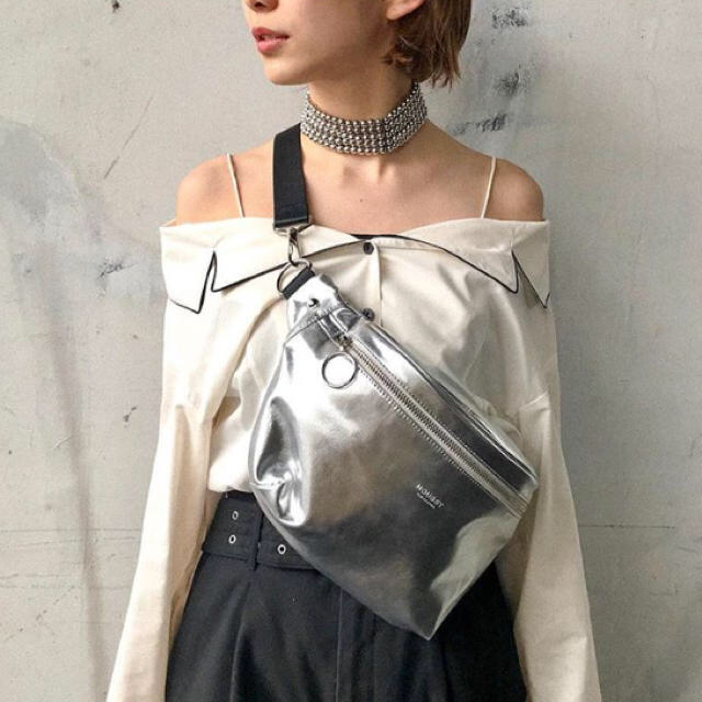 moussy(マウジー)のシルバー♡MOUSSY waist&shoulder BAG♡ボディバッグsly レディースのバッグ(ボディバッグ/ウエストポーチ)の商品写真