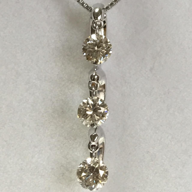 k18WG 大粒ダイヤ 計1、10ct ペンダント ネックレスのサムネイル