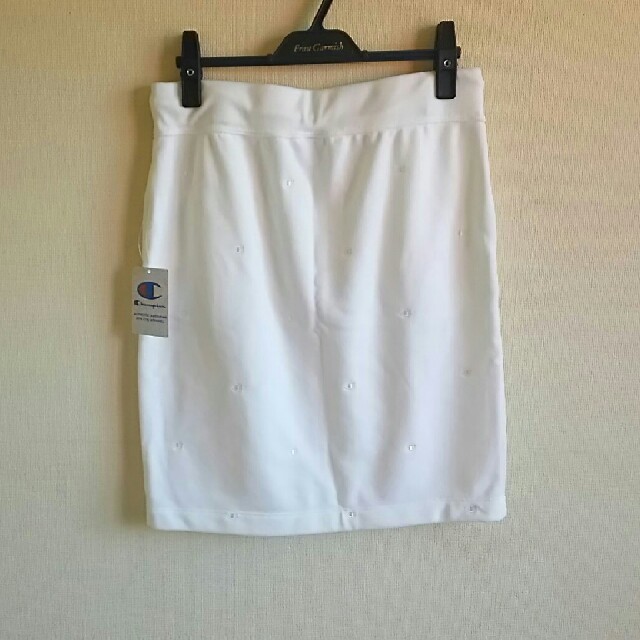 Champion(チャンピオン)の新品タグ付き チャンピオン☆スエット生地ホワイトスカート レディースのスカート(ひざ丈スカート)の商品写真