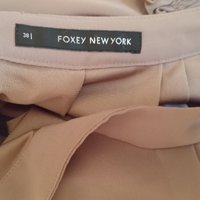 FOXEY(フォクシー)のFOXEY ダブルフリルスカート モカ色 レディースのスカート(ひざ丈スカート)の商品写真
