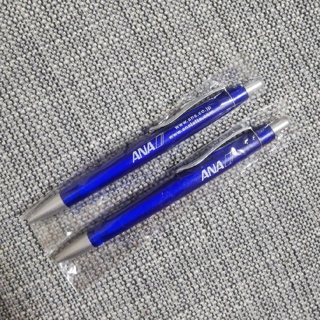 ANA(全日本空輸)(エーエヌエー(ゼンニッポンクウユ))のANA 非売品　ボールペン２本 エンタメ/ホビーのコレクション(ノベルティグッズ)の商品写真