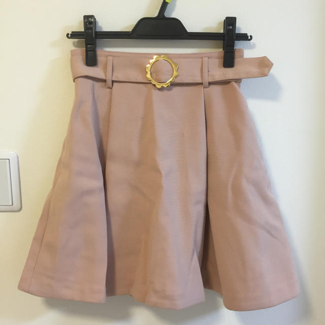 REDYAZEL(レディアゼル)のredyazel フラワーバックルスカート レディースのスカート(ミニスカート)の商品写真