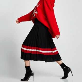 ザラ(ZARA)のラス1 完売品 ザラ プリーツ スカート ライン入り 赤 白 黒 ストライプ(ひざ丈スカート)