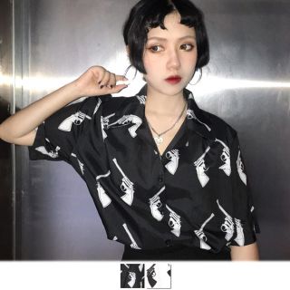 ピストルの総柄プリントに視線が集まるオーバーシルエット半袖アロハシャ(Tシャツ(半袖/袖なし))