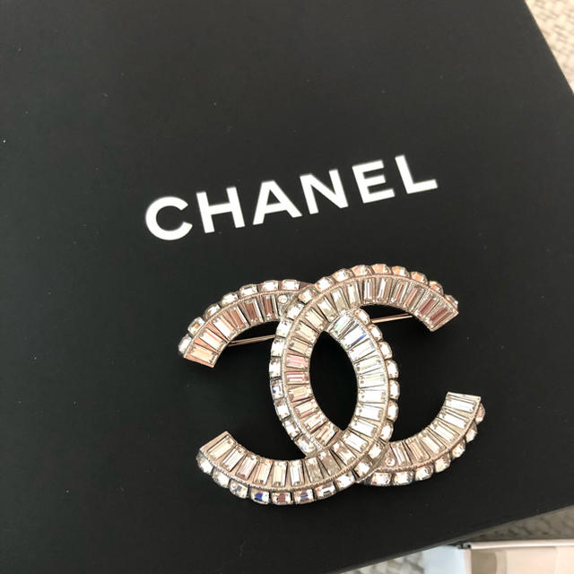 CHANEL シルバーロゴブローチ:直営店にて購入