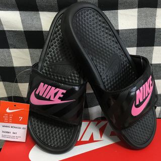 ナイキ(NIKE)の【新品】ナイキ サンダル ベナッシ（ブラック×ピンク:23.24㎝）(サンダル)