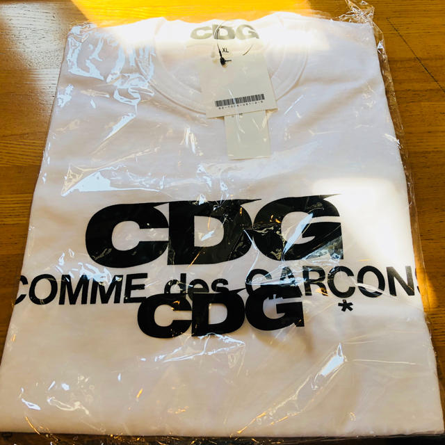 COMME des GARCONS(コムデギャルソン)のネット完売❗️コムデギャルソン CDG Tシャツ メンズで1番人気のXLサイズ メンズのトップス(Tシャツ/カットソー(半袖/袖なし))の商品写真